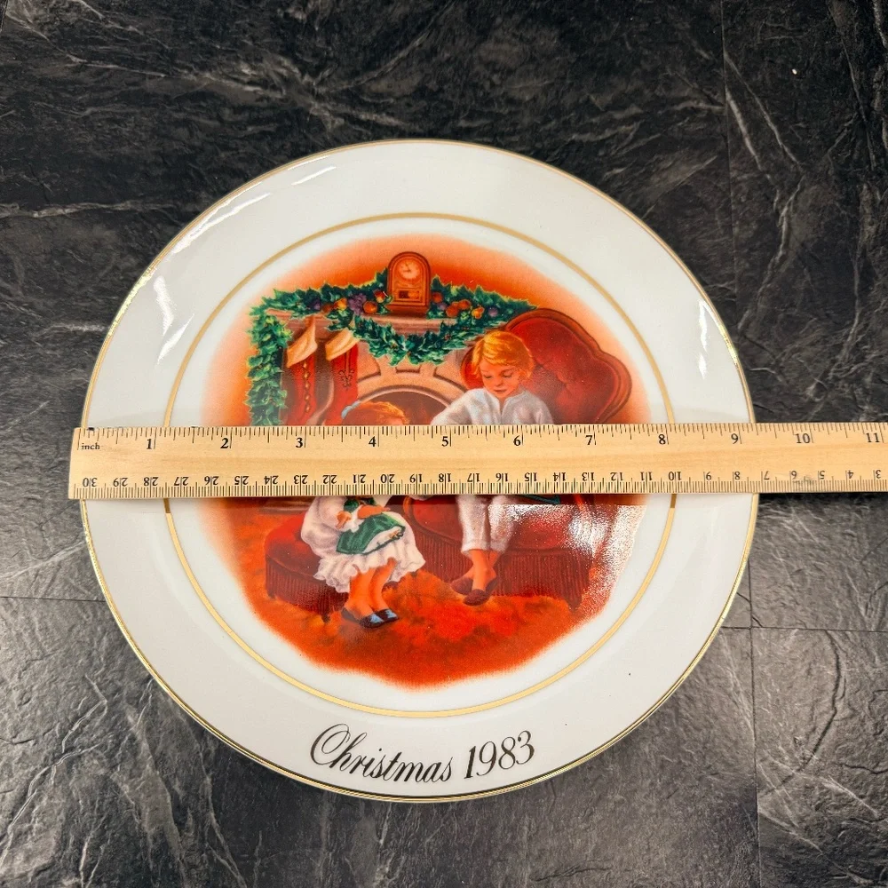 1983 AVON “Enjoying the Night Before Christmas” Collector Plate w/22K Gold Trim